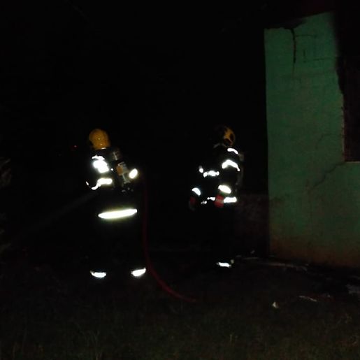Casa é destruída pelo fogo no interior