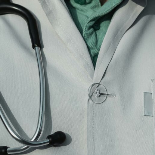 CRM investiga médico preso suspeito de gravar pacientes nuas no Oeste
