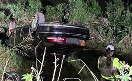 Capotamento deixa uma pessoa morta e outra ferida em SMOeste 