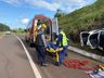 Condutor desvia de animal, sai da pista e se choca em pedras na BR-282