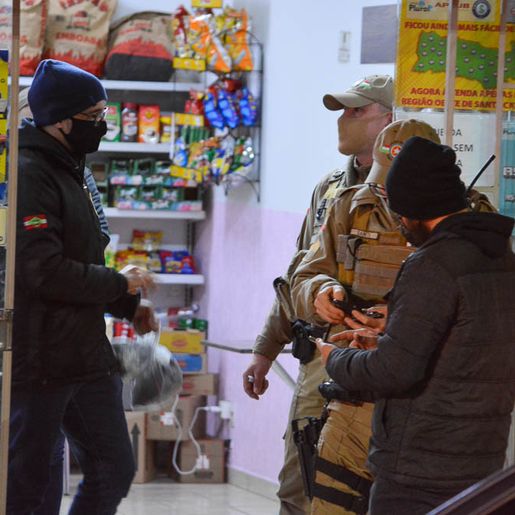 Câmeras de segurança flagram dupla que assaltou panificadora no Centro de SMOeste