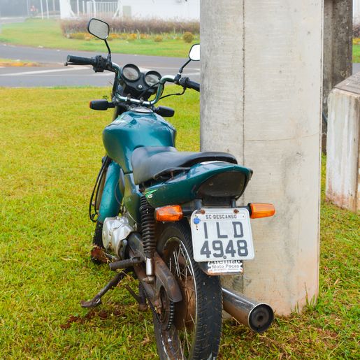 Motociclista sofre ferimentos após colisão em placa de sinalização e poste em SMOeste