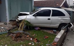 Mulher colide com carro em muro e invade quintal de casa em Maravilha