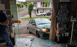 Motorista perde controle de veículo e colide contra farmácia 