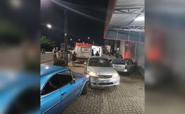 Motorista avança com carro contra pessoas em conveniência e deixa dois feridos em SMO