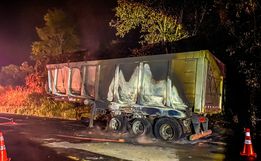 Incêndio em carreta bloqueia BR-282 por mais de 30 minutos; assista ao vídeo