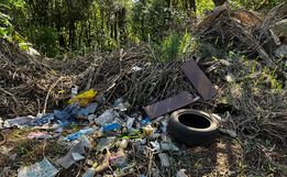 Moradora denúncia descarte irregular de lixo no interior de SMOeste 