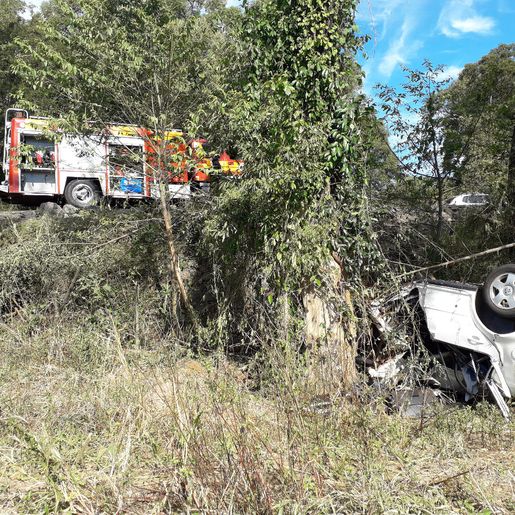 Capotamento e colisão em árvores mata jovem na BR-282 em Maravilha