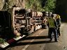 Tombamento de carreta deixa motorista ferido na SC-305