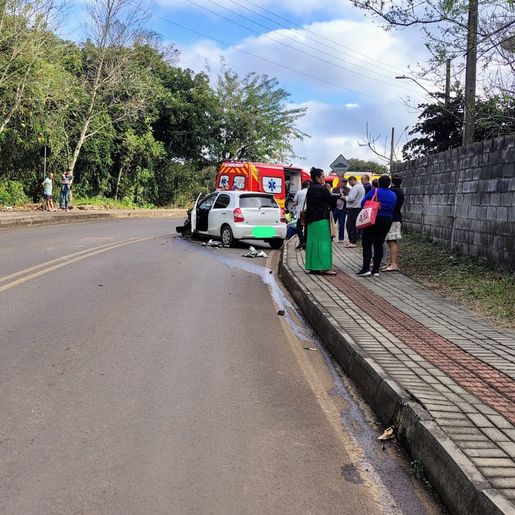 Colisão entre carro e caminhão deixa uma pessoa ferida na SC-482