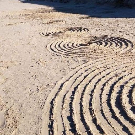 Moradores do RS buscam respostas para luzes no céu e símbolos encontrados na praia