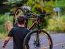 Jovem fica ferido ao colidir com bicicleta em veículo no bairro Estrela