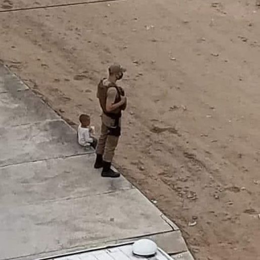 Menino passa a tarde conversando com PM com direito a água sanduíche e picolé