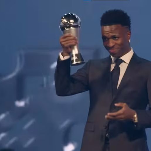 Vini Jr. é eleito o melhor jogador de futebol do mundo pela Fifa