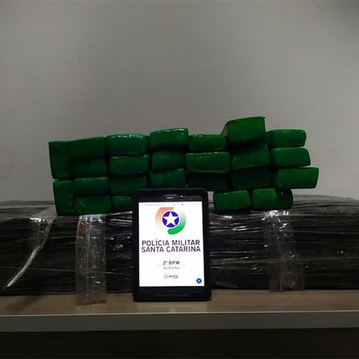Polícia apreende maconha e prende três pessoas 