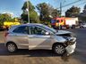 Colisão entre carro e caminhonete deixa passageira ferida no centro