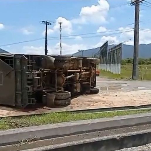 Caminhão do Exército que transportava soldados capota em Santa Catarina