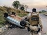 VÍDEO: motorista abandona carro após capotamento na BR-282