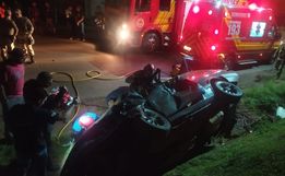 Colisão frontal deixa três pessoas feridas; duas ficaram presas às ferragens na BR 163  
