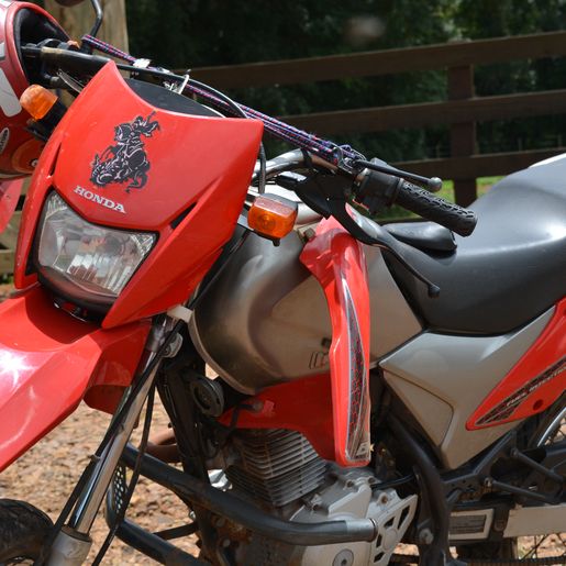 Motociclista fica ferido após colisão com carro na SC-305