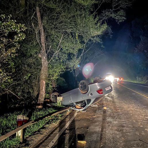 VÍDEO: Capotamento deixa casal ferido na BR-282 entre SMO e Maravilha