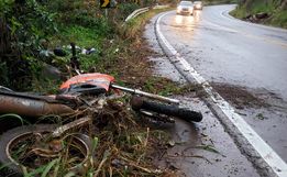 Motociclista sofre queda após sair da pista e colidir contra proteção lateral do asfalto na SC 386