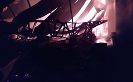 Edificação é atingida por incêndio na área industrial de Riqueza