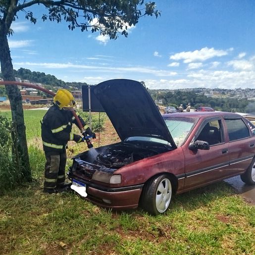 Bombeiros combatem incêndio em veículo na SC-157, em São Lourenço do Oeste