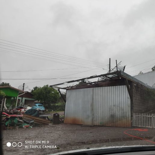 Fotos: Chuva e vento causam danos elevados em Santa Helena 