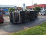 Carreta carregada com carne suína capota no trevo central de Pinhalzinho