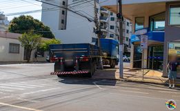 Carreta derruba poste de energia elétrica e interrompe fornecimento em parte de SMOeste 