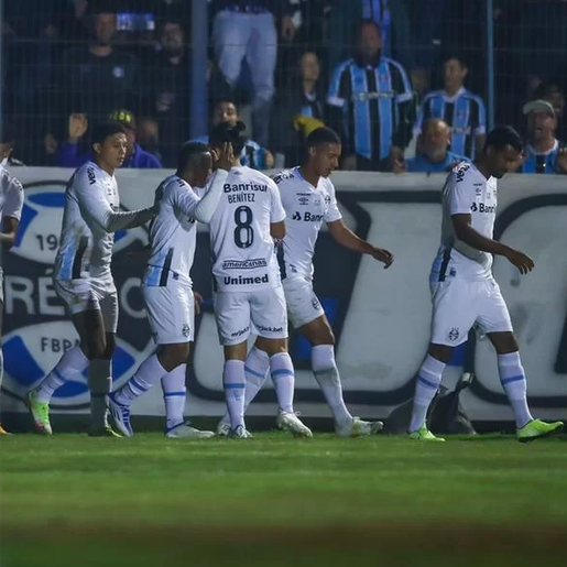 Grêmio goleia Glória e conquista tricampeonato da Recopa Gaúcha