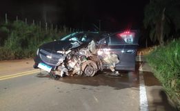Barro na pista faz condutor perder o controle e colidir em caminhão na SC-305