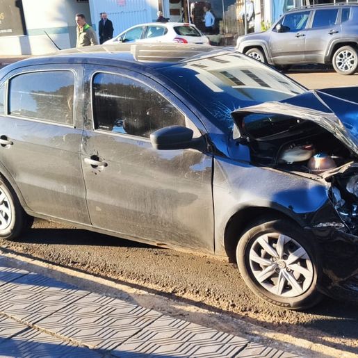 Acidente de trânsito causa danos materiais no centro de São José do Cedro