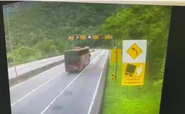 Imagem mostra ônibus do acidente na BR-376 segundos antes de tombar
