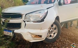 Homem fica ferido ao colidir veículo contra barranco no interior de Itapiranga