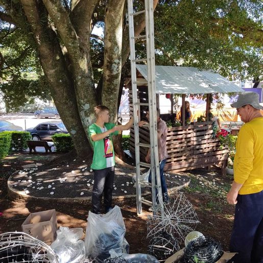 Equipe inicia retirada da decoração natalina em São José do Cedro