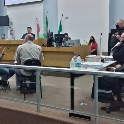 Intérprete de Libras traduz para réu condenação de 18 anos por homicídio em Chapecó