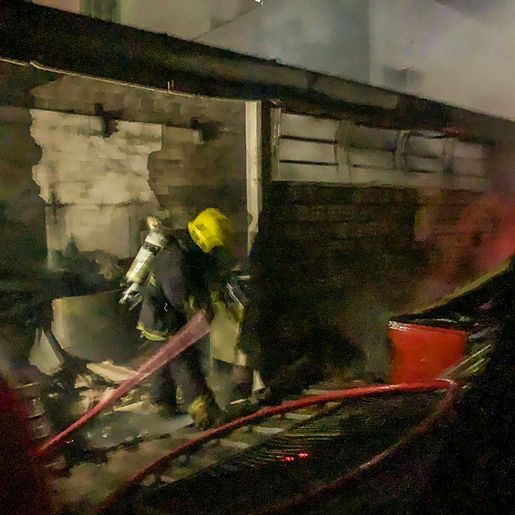 VÍDEOS: Incêndio atinge depósito de restaurante no centro de SMOeste