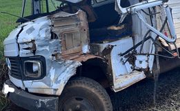 Acidente entre dois caminhões deixa idoso ferido em Cunha Porã