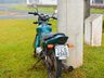 Motociclista sofre ferimentos após colisão em placa de sinalização e poste em SMOeste