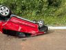 Saída de pista seguida de capotamento deixa uma pessoa ferida na BR 282