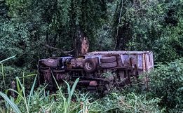Queda de caminhão em barranco deixa feridos em Bandeirante