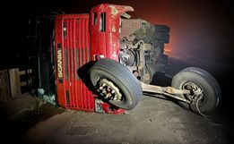 Trânsito opera em meia pista após carreta tombar sobre ponte na BR-282
