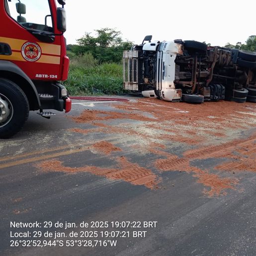 Carreta tomba na SC-160 e pista fica parcialmente interditada 