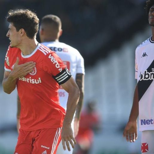 Inter vence com polêmica de VAR, mantém liderança e complica o Vasco