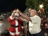 Grande público acompanha o acionamento das luzes de Natal na praça de São João do Oeste