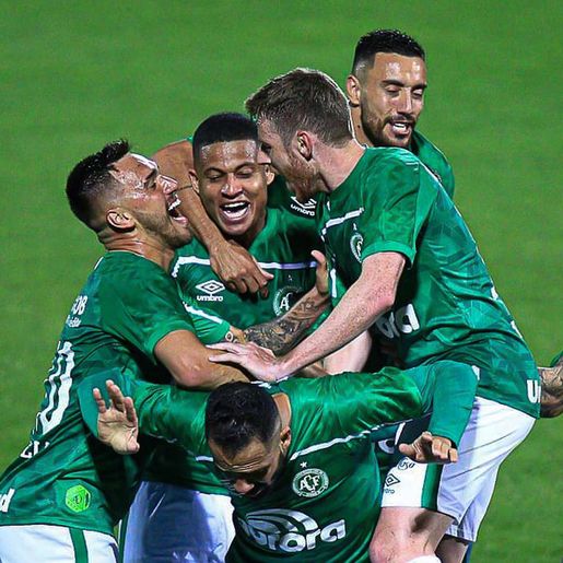 Chape goleia a Ponte Preta em Campinas e assume a liderança da Série B