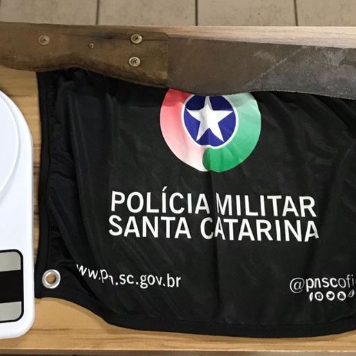 Homem ameaça pais com facão e é preso pela polícia em Itapiranga