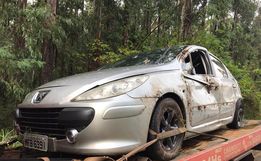 Motorista fica ferido em saída de pista seguida de choque em poste na SC-492